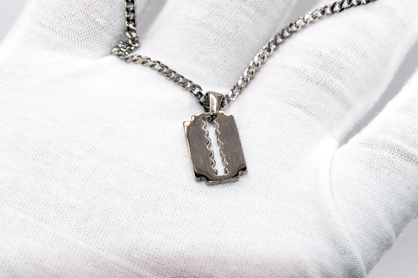 BLADE PENDANT NECKLACE
