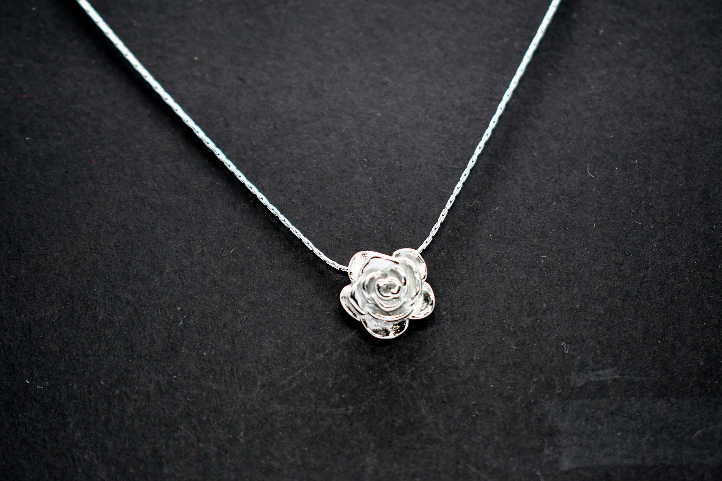 STEEL FLOWER PENDANT NECKLACE